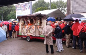 Draaiorgel de Johannes Vermeer verwelkomt hockeyspelers op een groot toernooi. Ook een draaiorgel huren? Bel of mail voor meer info! Draaiorgel de Johannes Vermeer verwelkomt hockeyspelers op een groot toernooi. Ook voor grote evenementen kunt u bij ons een draaiorgel huren. Bel of mail voor meer info!